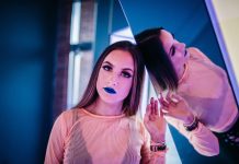 Ultra modern glossy bath with tall black cabinets and wite marble